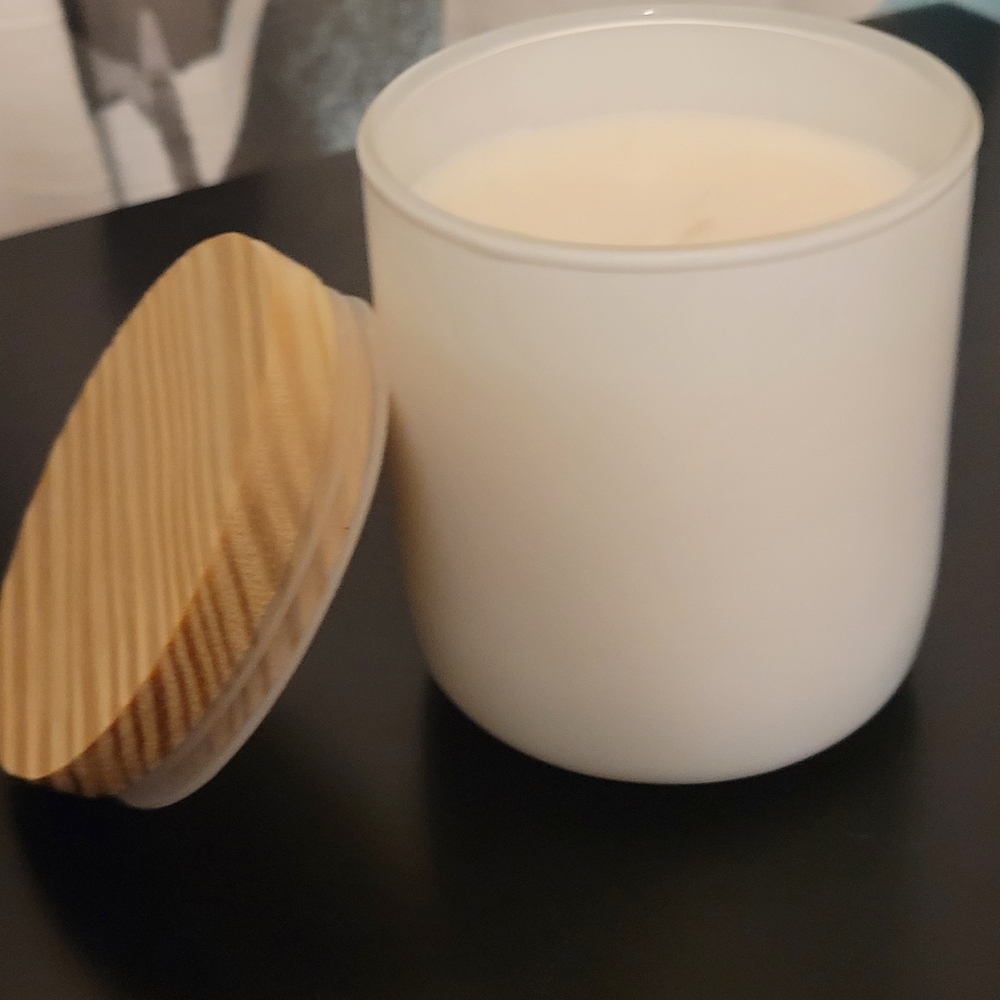 8 oz jar Apples and honey candle with 50 hour burn time